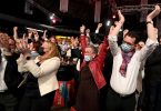 Gäste der SPD-Wahlparty in Saarbrücken feiern den deutlichen Sieg bei der Landtagswahl. Foto: Boris Roessler/dpa