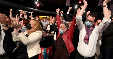 Gäste der SPD-Wahlparty in Saarbrücken feiern den deutlichen Sieg bei der Landtagswahl. Foto: Boris Roessler/dpa