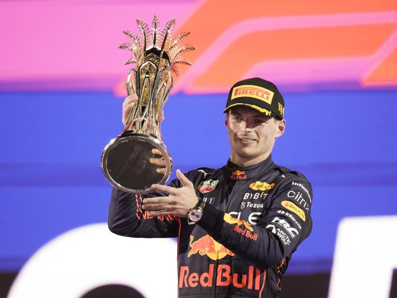 Rennfahrer Max Verstappen hält den Grand-Prix-Pokal in die Höhe. Foto: Hassan Ammar/AP/dpa
