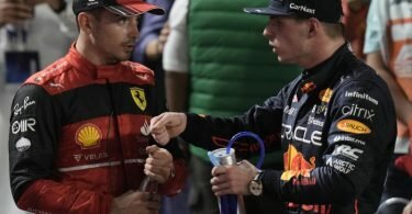 Lieferten sich in Saudi-Arabien auf den letzten Runden ein mitreißendes Duell: Ferrari-Pilot Charles Leclerc (l) und sein Red-Bull-Kontrahent Max Verstappen. Foto: Hassan Ammar/AP/dpa