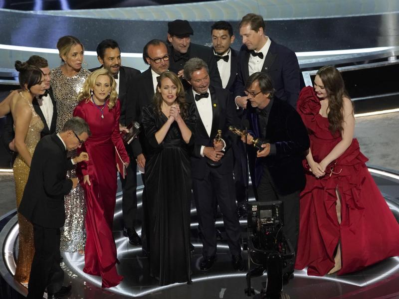 Die Darsteller und die Crew von «Coda» nehmen den Preis für den besten Film entgegen. Foto: Chris Pizzello/Invision/AP/dpa