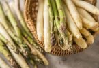 Durch die Vorfreude schmeckt das Edelgemüse gefühlt am Anfang der Spargelsaison am besten. Spargelbauer haben allerdings für die verschiedenen Abschnitte der Saison unterschiedliche Sorten. Foto: Christin Klose/dpa Themendienst/dpa-tmn