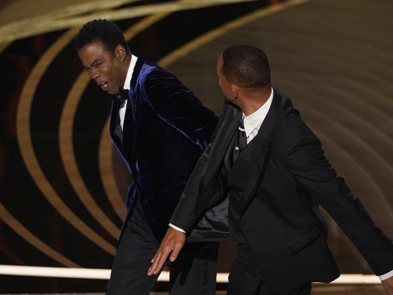 Will Smith (r) ohrfeigt Moderator Chris Rock bei der 94. Verleihung der Academy Awards in Hollywood. Foto: Chris Pizzello/Invision/AP/dpa