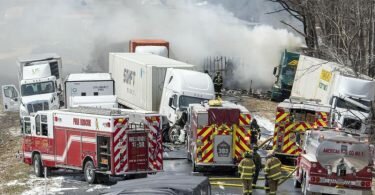 Ein Bild der Verwüstung:&nbsp;Mehrere Rettungswagen der Feuerwehr auf der Interstate 81. Foto: David Mckeown/Republican-Herald/AP/dpa