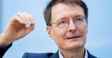 Karl Lauterbach (SPD) plädiert für einen zweiten Booster - aber noch nicht für alle. Foto: Christoph Soeder/dpa