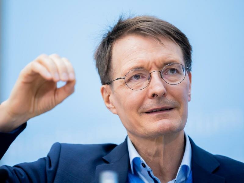 Karl Lauterbach (SPD) plädiert für einen zweiten Booster - aber noch nicht für alle. Foto: Christoph Soeder/dpa