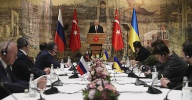 Der türkische Präsident Recep Tayyip Erdogan (M) hält eine Rede zur Begrüßung der russischen (l.) und ukrainischen Delegationen. Foto: Uncredited/Turkish Presidency/AP/dpa