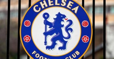 Das Logo des Fußballvereins Chelsea ist an einem Tor am Fußballstadion «Stamford Bridge» angebracht. Foto: John Walton/PA Wire/dpa