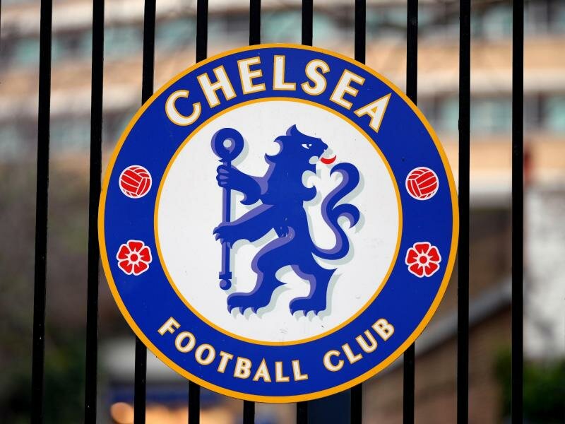 Das Logo des Fußballvereins Chelsea ist an einem Tor am Fußballstadion «Stamford Bridge» angebracht. Foto: John Walton/PA Wire/dpa