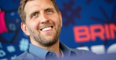 Dirk Nowitzki blickt während einer Pressekonferenz zur Basketball-EM 2022 in die Runde. Foto: Marius Becker/dpa