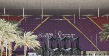 Blick auf den Eingang zum Doha Exhibition & Convention Center (DECC), wo am 1. April die Gruppen-Auslosung für die WM 2022 stattfindet. Foto: Christian Charisius/dpa