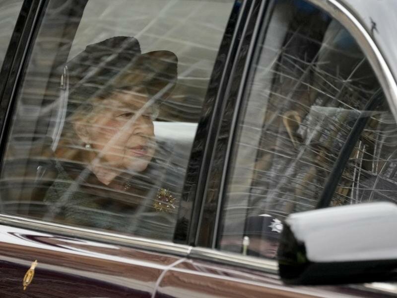 Die Queen bei der Ankunft. Foto: Frank Augstein/AP/dpa