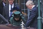 Königin Elizabeth II. und Prinz Andrew verlassen die Westminster Abbey nach dem Gedenkgottesdienst für Prinz Philip. Foto: Aaron Chown/PA Wire/dpa