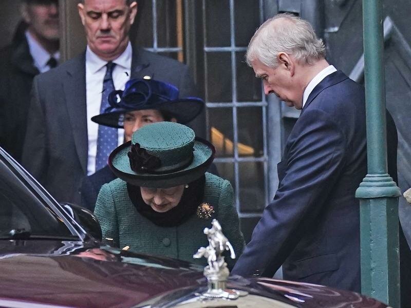 Königin Elizabeth II. und Prinz Andrew verlassen die Westminster Abbey nach dem Gedenkgottesdienst für Prinz Philip. Foto: Aaron Chown/PA Wire/dpa