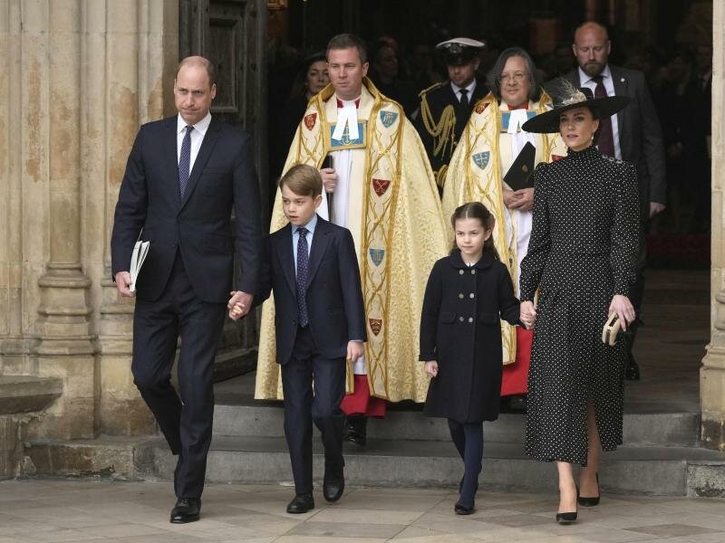 Nach dem Ende des Gedenkgottesdienstes verlassen Prinz&nbsp;William und Herzogin Kate mit ihren Kindern George und Charlotte die Westminster Abbey. Foto: Matt Dunham/AP/dpa