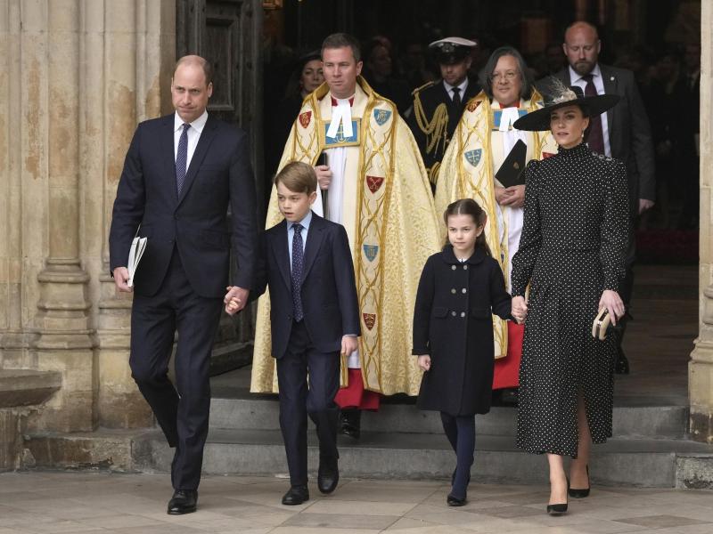 Nach dem Ende des Gedenkgottesdienstes verlassen Prinz William und Herzogin Kate mit ihren Kindern George und Charlotte die Westminster Abbey. Foto: Matt Dunham/AP/dpa
