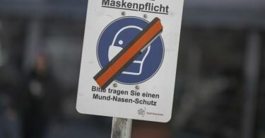 Viele Bundesländer haben sich entschieden, Maskenpflichten in Geschäften und Schulen sowie 2G- und 3G-Zutrittsregeln auslaufen zu lassen. Foto: Peter Kneffel/dpa