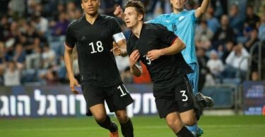 Noah Katterbach (M) jubelt zusammen mit Jamie Leweling nach seinem Treffer zum 1:0 gegen Israel. Foto: Berney Ardov/dpa