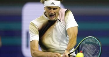 Steht beim Turnier in Miami im Viertelfinale: Alexander Zverev in Aktion. Foto: Marta Lavandier/AP/dpa