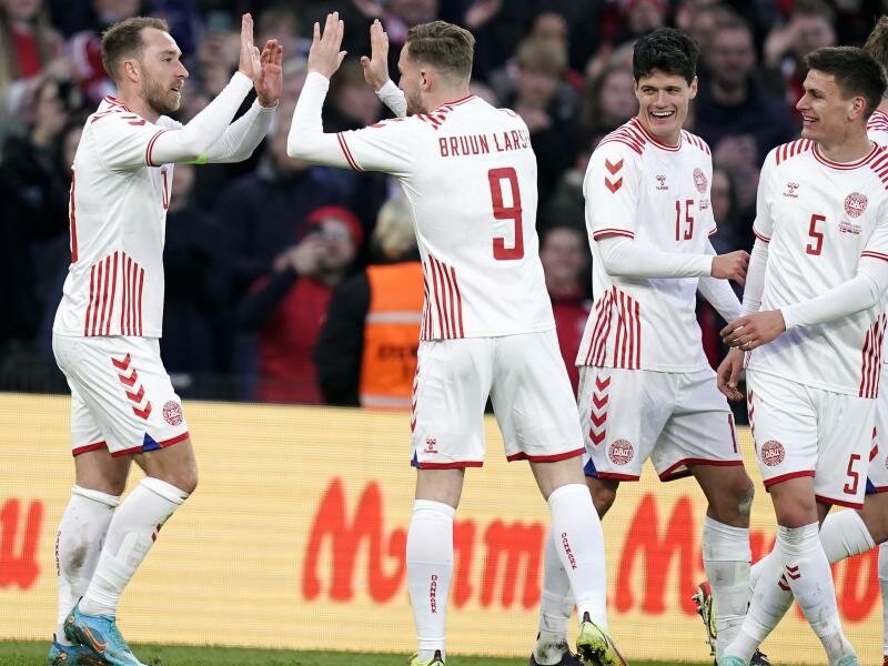 Der Däne Christian Eriksen (l) feiert mit seinem Mannschaftskameraden Jacob Bruun Larsen nach seinem Tor zum 3:0. Foto: Liselotte Sabroe/Ritzau Scanpix/AP/dpa