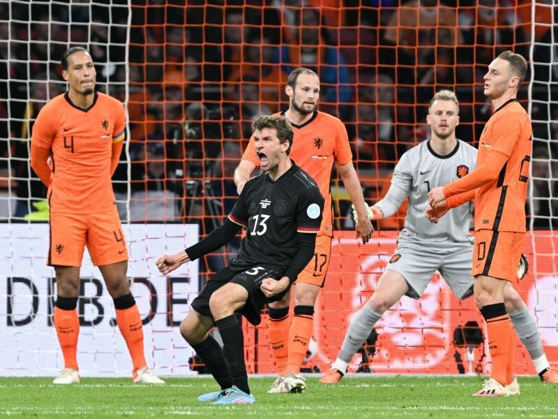 Thomas Müller (M) jubelt nach seinem Treffer zum 1:0 im Spiel gegen die Niederlande. Foto: Federico Gambarini/dpa