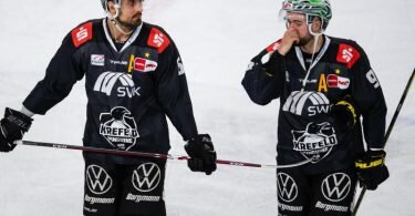 Krefeld steht vorzeitig als DEL-Absteiger fest: Lucas Lessio und Jeremy Bracco von den Pinguinen. Foto: Marius Becker/dpa