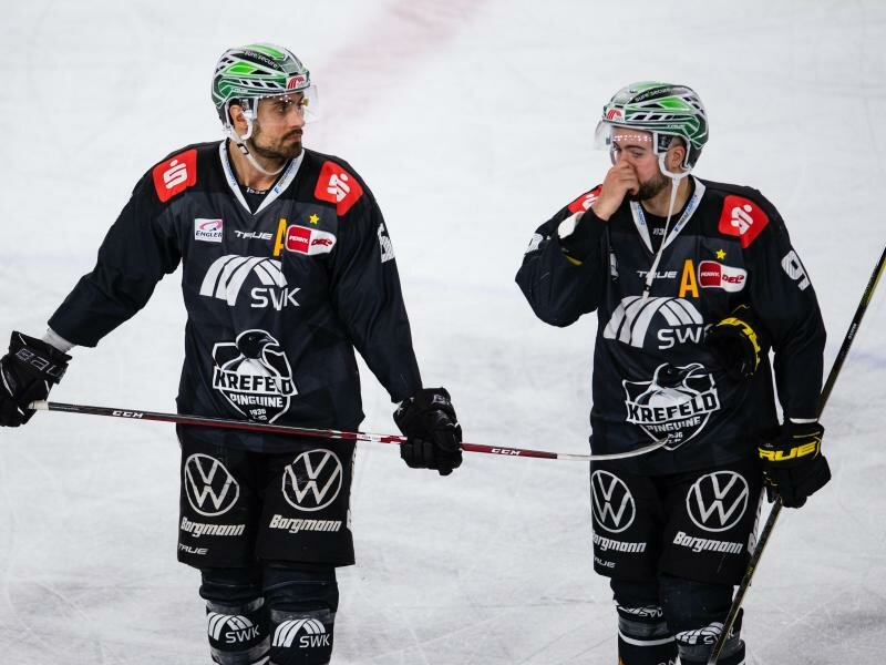 Krefeld steht vorzeitig als DEL-Absteiger fest: Lucas Lessio und Jeremy Bracco von den Pinguinen. Foto: Marius Becker/dpa
