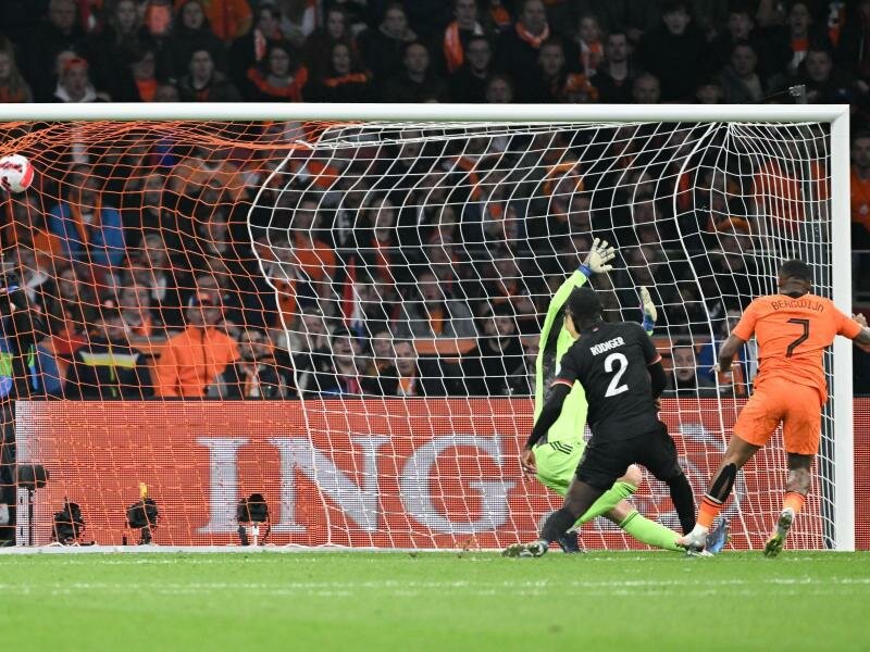 Der Niederländer Steven Bergwijn (r) trifft zum 1:1. Foto: Federico Gambarini/dpa