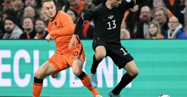 Thomas Müller (r) in Aktion gegen den Niederländer Teun Koopmeiners. Foto: Federico Gambarini/dpa