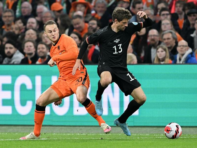 Thomas Müller (r) in Aktion gegen den Niederländer Teun Koopmeiners. Foto: Federico Gambarini/dpa