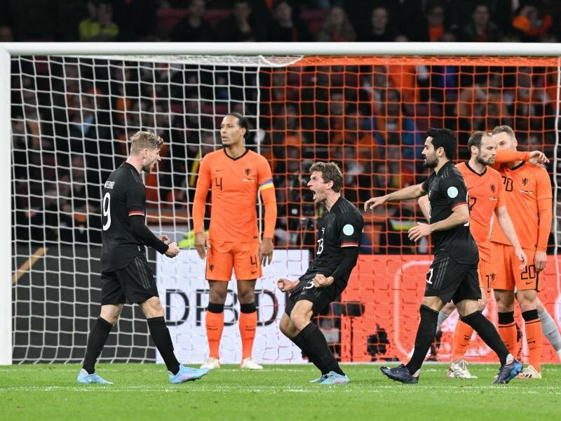 Thomas Müller (M) jubelt zusammen mit seinen Teamkollegen nach seinem Treffer zum 1:0 gegen die Niederländer. Foto: Federico Gambarini/dpa