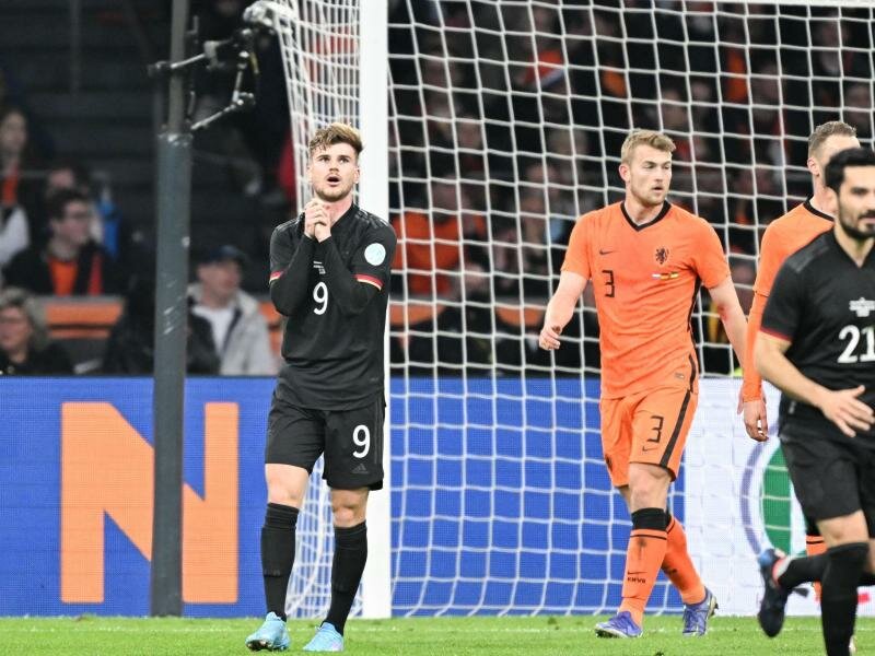Hadert mit einer vergebenen Chance: Timo Werner (l) reagiert. Foto: Federico Gambarini/dpa