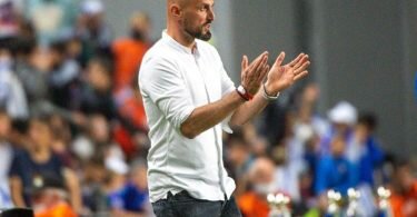 U21-Trainer Antonio Di Salvo gestikuliert beim Spiel in Israel am Spielfeldrand. Foto: Berney Ardov/dpa