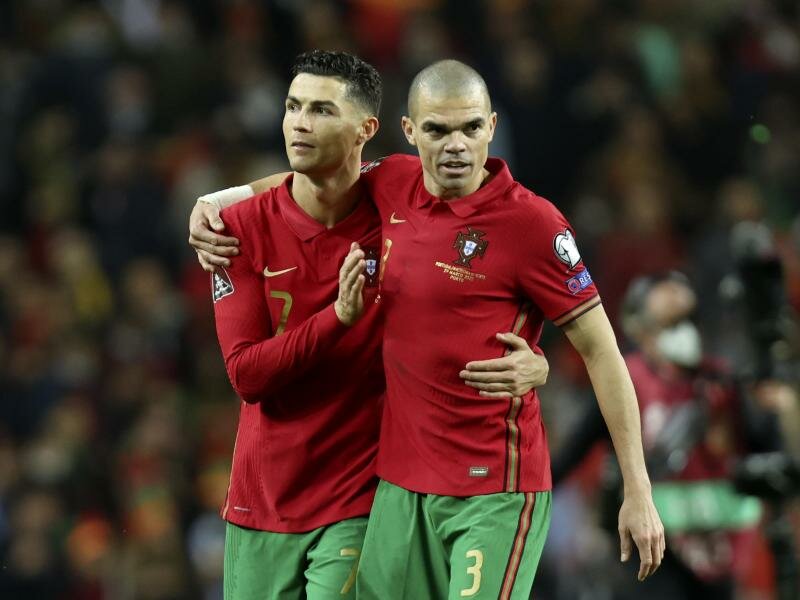 Portugals Cristiano Ronaldo und Pepe (r) nach dem Sieg gegen Nordmazedonien. Foto: Luis Vieira/AP/dpa