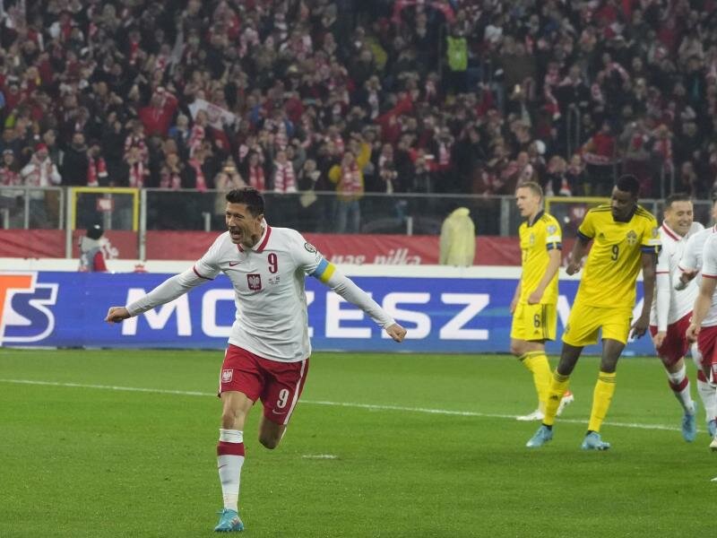 Robert Lewandowski (l) jubelt nach dem Tor zum 1:0 für Polen gegen Schweden. Foto: Czarek Sokolowski/AP/dpa