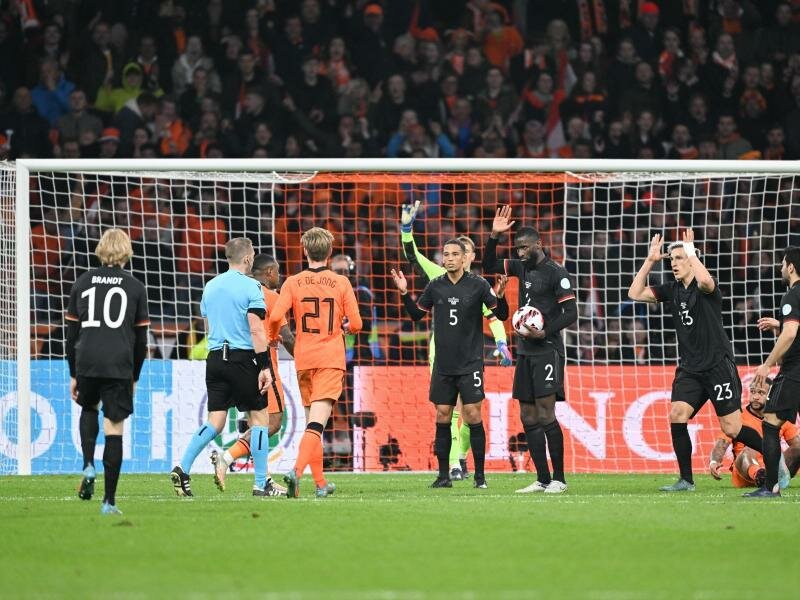 Schiedsrichter Craig Pawson (2.v.l) gibt einen Elfmeter für die Niederlande, der später per Videobeweis zurückgenommen wird. Foto: Federico Gambarini/dpa