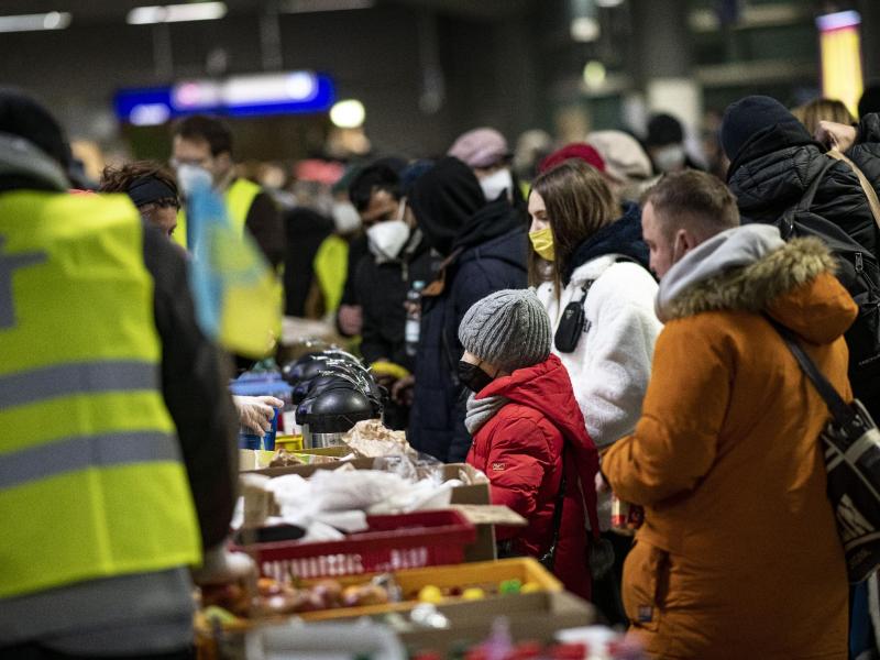 Freiwillige Helfer verteilen am Berliner Hauptbahnhof Essen an Menschen aus der Ukraine. Die Verteilung der Kriegsflüchtlinge gestaltet sich knifflig. Foto: Fabian Sommer/dpa