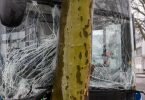 Bei dem Unfall wurde der Busfahrer schwer verletzt. Foto: Harald Tittel/dpa