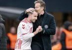 Gänsehautmoment: Dänemark-Coach Kasper Hjulman (r) und Christian Eriksen. Foto: Liselotte Sabroe/Ritzau Scanpix/AP/dpa