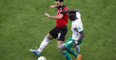 Ägypten-Star Mohamed Salah (l) im Zweikampf mit Sadio Mane. Foto: Stefan Kleinowitz/AP/dpa