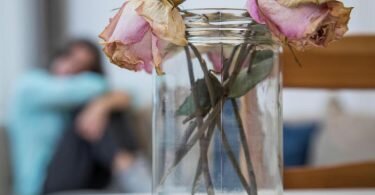 Leere, wo früher Freude war: Auch viele ältere Menschen erkranken an einer Depression. Foto: Christin Klose/dpa-tmn