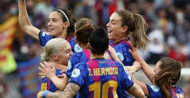 Die Spielerinnen vom FC Barcelona feiern ein Tor: Sie gewinnen im Camp Nou gegen Real Madrid. Foto: Joan Monfort/AP/dpa