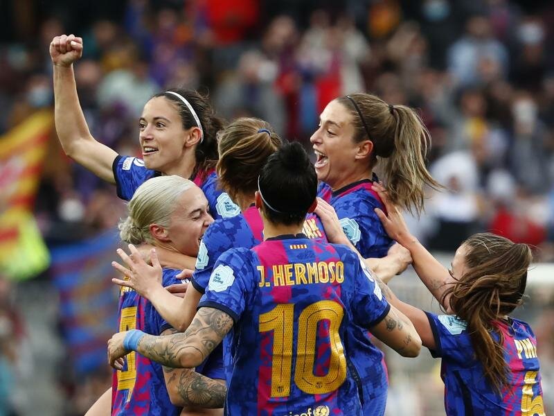 Die Spielerinnen vom FC Barcelona feiern ein Tor: Sie gewinnen im Camp Nou gegen Real Madrid. Foto: Joan Monfort/AP/dpa
