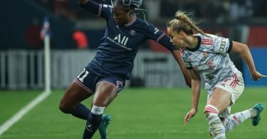 Kadidiatou Diani (l) von PSG und Giulia Gwinn von Bayern München in Aktion. Foto: Thomas Samson/AFP/dpa