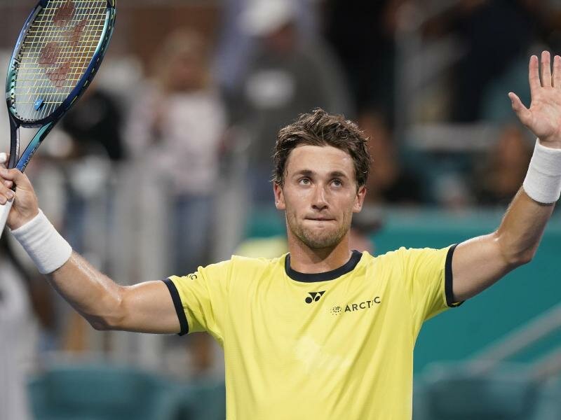 Caspar Ruud jubelt nach dem gewonnenen Match. Foto: Marta Lavandier/AP/dpa