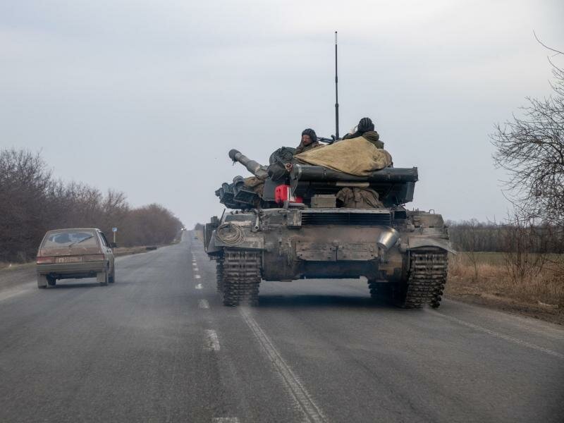 Ein russischer Panzer fährt auf einer Straße in der Nähe von Mariupol. Foto: Maximilian Clarke/SOPA Images via ZUMA Press Wire/dpa
