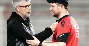 Die Trainer Urs Fischer und Steffen Baumgart (r) unterhalten sich nach einem Spiel. Foto: Kay Nietfeld/dpa
