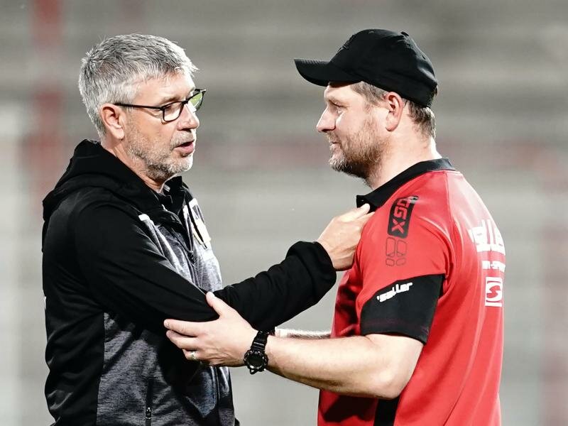 Die Trainer Urs Fischer und Steffen Baumgart (r) unterhalten sich nach einem Spiel. Foto: Kay Nietfeld/dpa