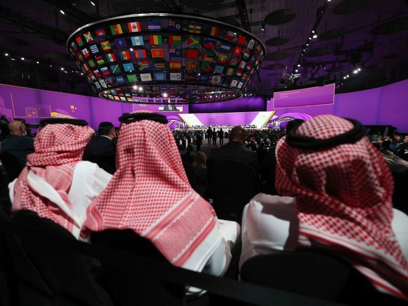 Delegierte und Gäste verfolgen die Eröffnung durch Fifa-Präsident Gianni Infantino. Foto: Christian Charisius/dpa