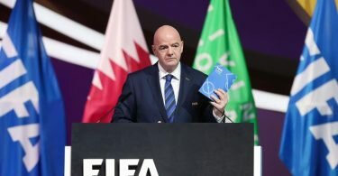 Fifa-Präsident Gianni Infantino rief in Doha zum Frieden auf. Foto: Christian Charisius/dpa